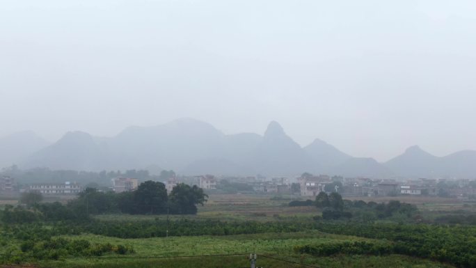 晨雾下的村庄