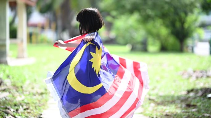 一个裹着马来西亚国旗的女孩
