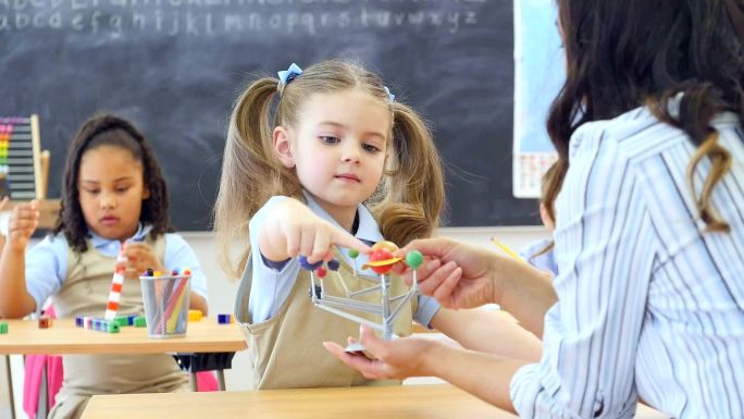 自信的幼儿园女学生了解太阳系