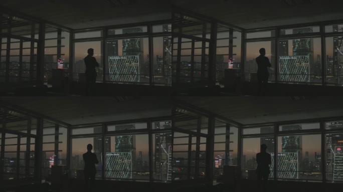 夜景 思考 男子站在窗前
