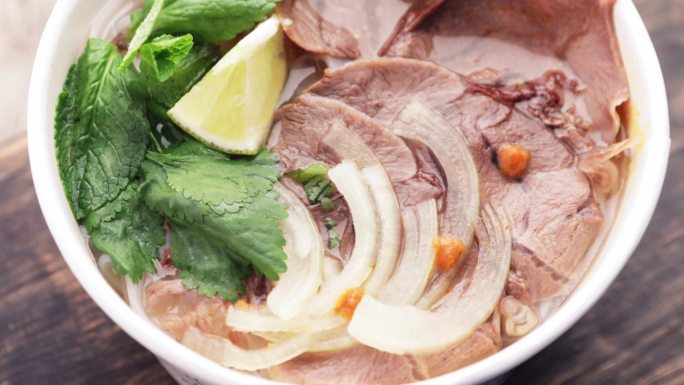 越南浓汤配牛肉、肉丸、新鲜蔬菜