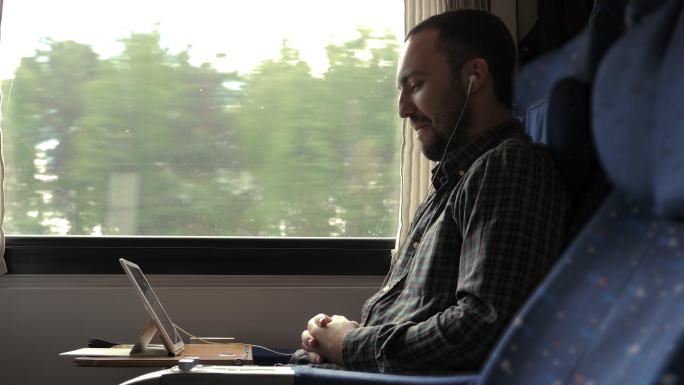 男人在火车上看电脑