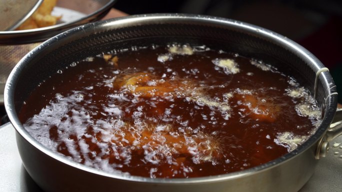 中国东北特色菜肴糖醋里脊烹饪过程