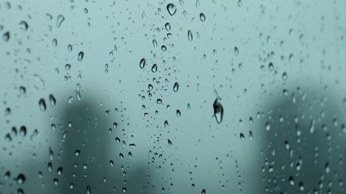 雨天玻璃的雨滴