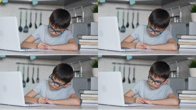 在线学习的男孩子写作业誊写抄写网课努力青