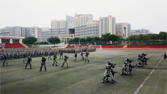 大学军训带模型枪匍匐前进训练