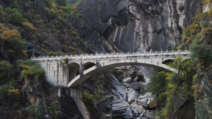 香格里拉虎跳峡的壮观景象