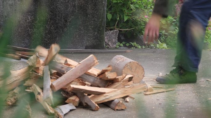 中国农家传统劈柴特写原素材