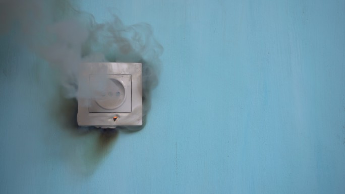 公寓火灾是由电源插座故障引起的。