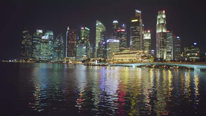 新加坡鱼尾狮公园和滨海湾金沙酒店夜景