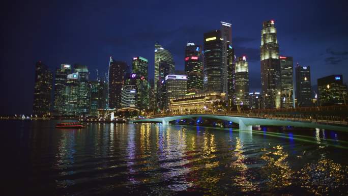 新加坡鱼尾狮公园和滨海湾金沙酒店夜景
