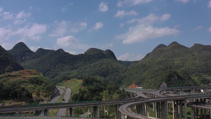 蓝天白云大山高速路