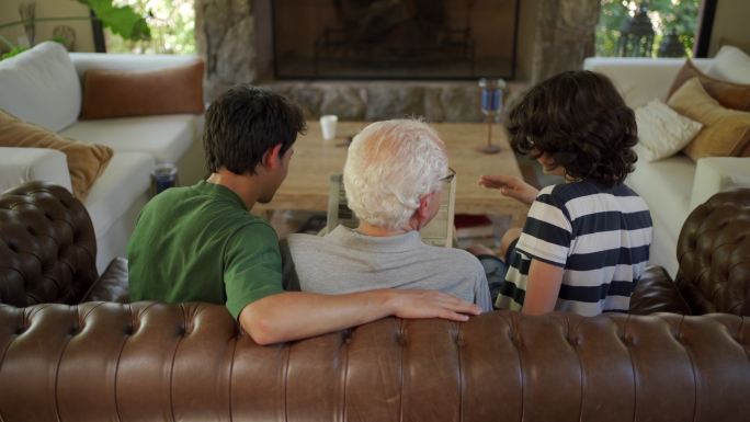 祖父和孙子聊天和谐和睦老年人陪伴孩子