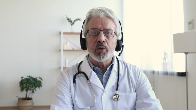 医生戴耳机远程视频通话