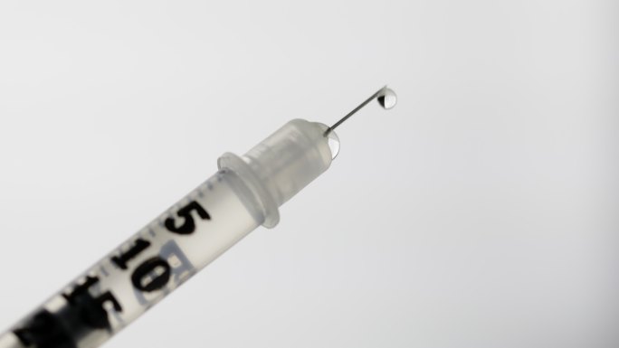 注射器和液体疫苗滴注