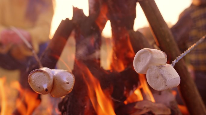 棉花糖在篝火上烘烤时融化
