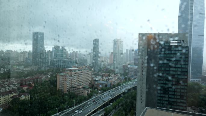 下雨天的上海城区