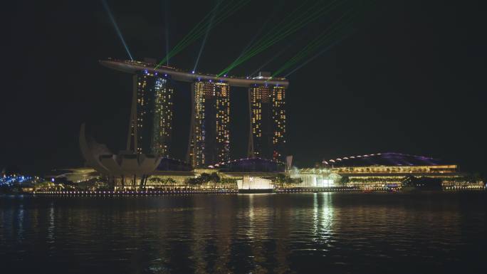 新加坡鱼尾狮公园和滨海湾金沙酒店夜景