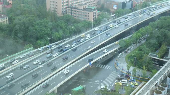 上海雨天高架桥的车流