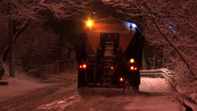 暴风雪运盐车除雪机器雪中运输车