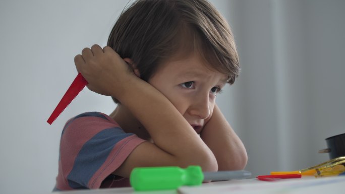 沮丧的小男孩家庭教育支持童年学习经历考试