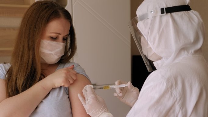 打育苗的女士新冠疫情防控防疫接种核酸检测