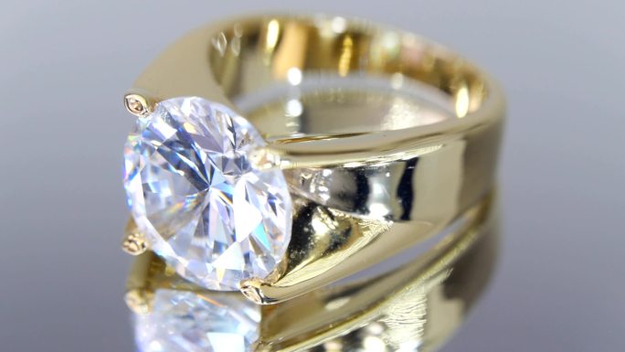 镶有钻石的金戒指