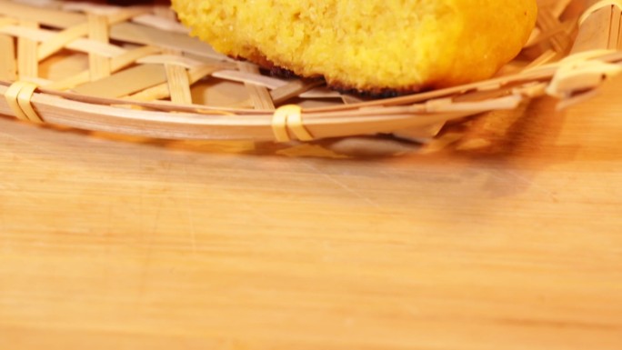 掰开一个干硬的棒子面玉米面饼  (13)