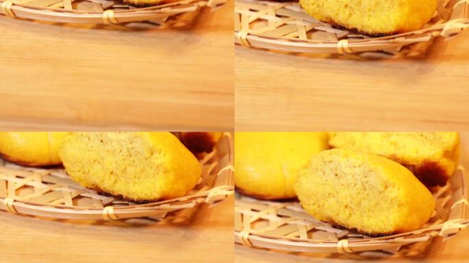 掰开一个干硬的棒子面玉米面饼  (13)
