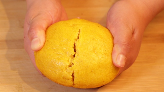 掰开一个干硬的棒子面玉米面饼  (11)