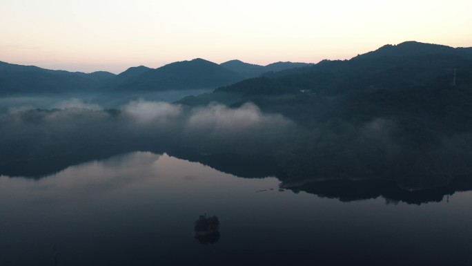 4K水墨风格的山脉湖泊自然风光航拍