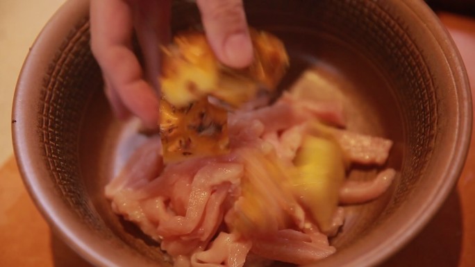 厨师切鸡肉鸡柳腌制鸡肉  (8)