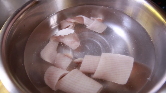刮猪皮上脂肪浸泡去腥制作肉皮冻  (6)
