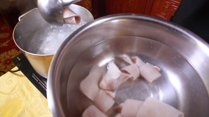 刮猪皮上脂肪浸泡去腥制作肉皮冻  (5)