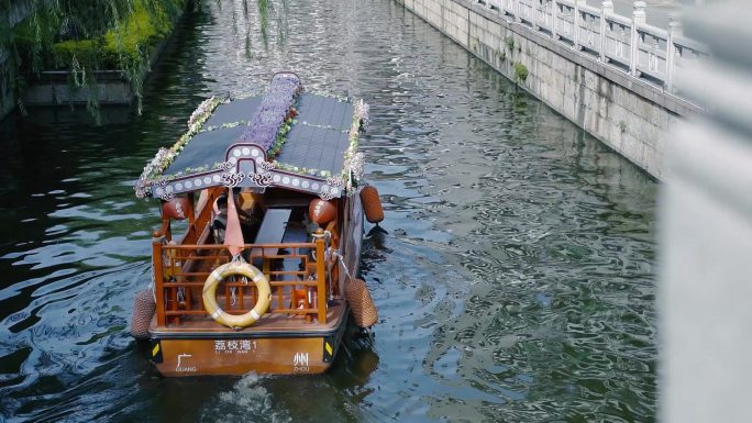 广州荔湾湖公园湖边实拍 游船绿植树木空镜