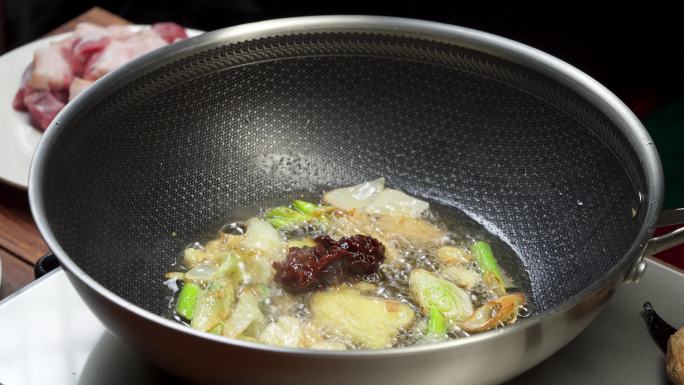 中国东北地方特色菜五花肉炖干菜制作过程