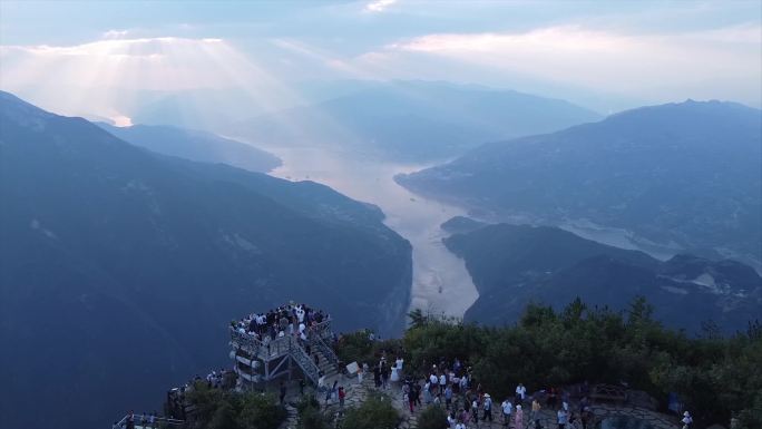 大气航拍三峡之巅南天湖刀背梁景区