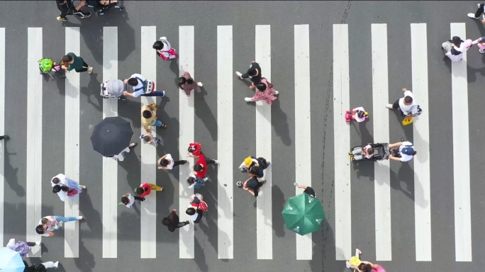 行人过斑马线 过马路