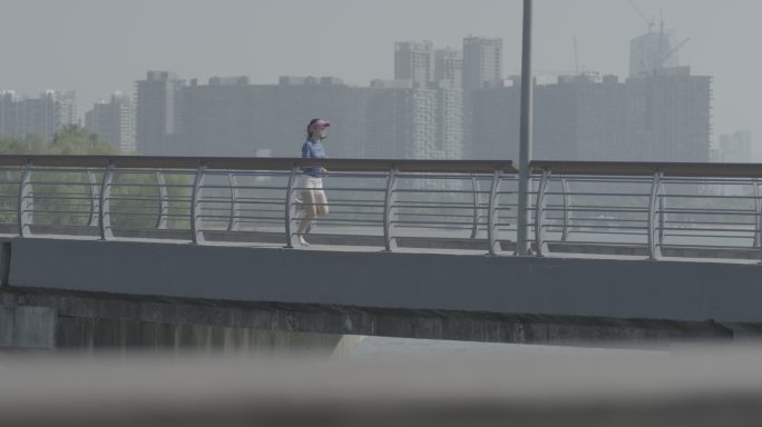 女生在桥上跑步
