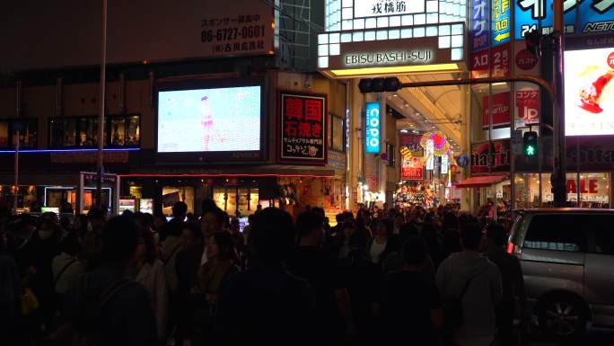 大阪市场街上拥挤的人群