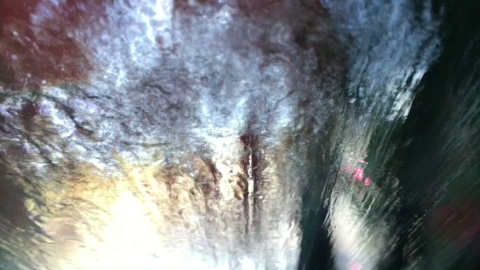 从挡风玻璃上看到的经过洗车场的汽车