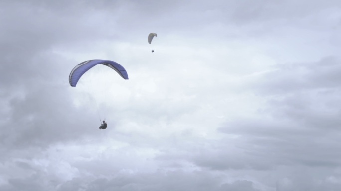 两个滑翔伞在云中飞行