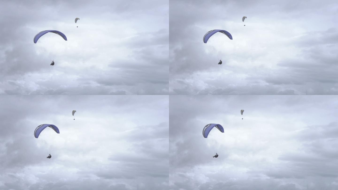 两个滑翔伞在云中飞行