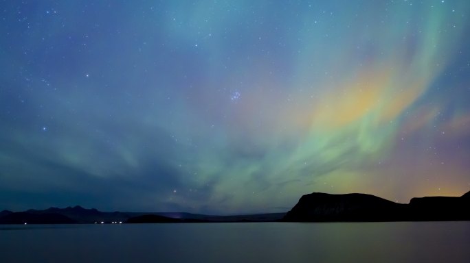 时光流逝，冰岛壮丽的北极光