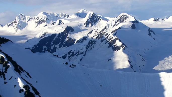 阳光下的雪山冰山山峰航拍雪景雄伟壮观