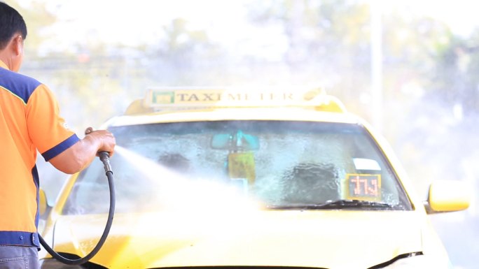 汽车服务-为出租车洗车。
