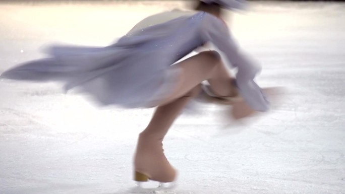 小女孩表演花样滑冰