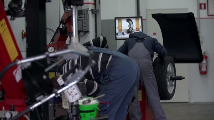 汽车修理工换轮胎工业4.0AI智能自动化