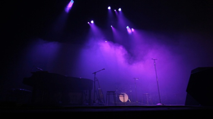 音乐会前舞台上从右到左的大型乐器跟踪镜头