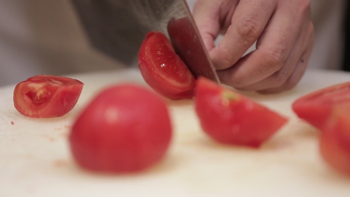 烫西红柿去皮切块  (2)